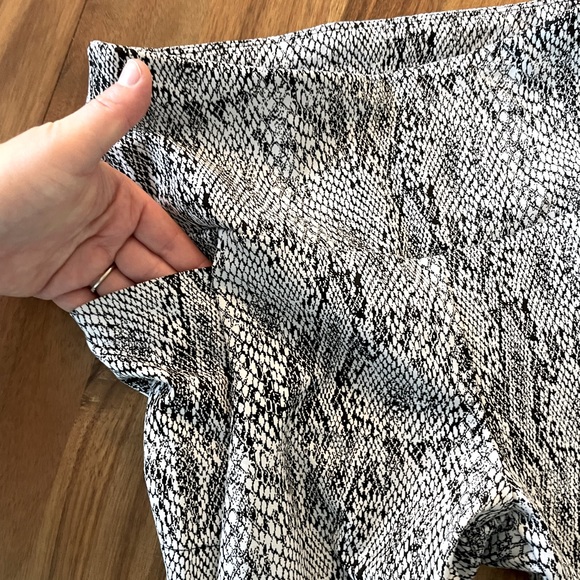 Like new! MPG sport leggings - snakeskin pattern - size M - Picture 4 of 10